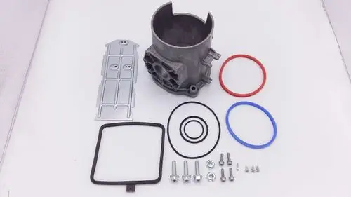 Remeha Venturi Adapter mit Montageschrauben, Dichtungen und einer Metallplatte, auf einem weißen Hintergrund angeordnet.